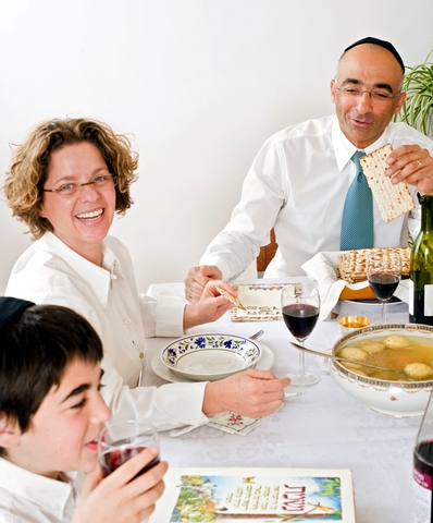 Passover-Seder-Family-Haggadah-matzah