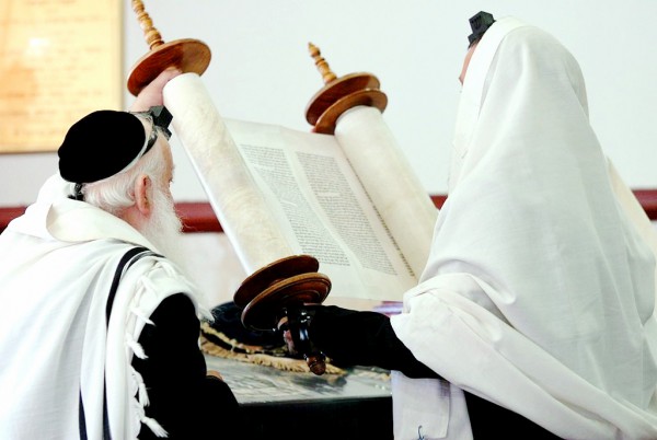 lifting-Torah-Hagbah-tallit-tefillin