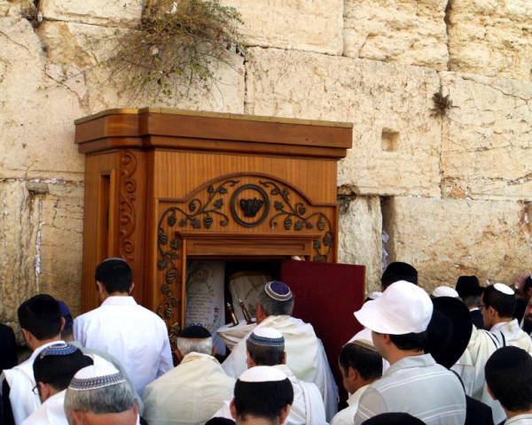 ark-Kotel-mens-section-Jerusalem-Torah-scrolls