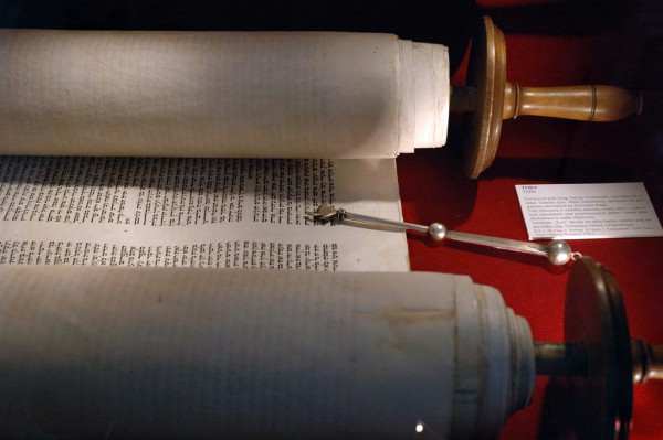 Torah-scroll-yad-pointer