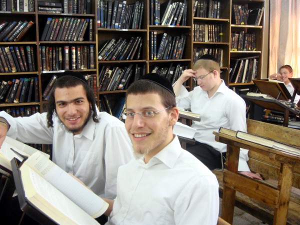 yeshiva-students-Talmud-Torah-Jewish-seminary