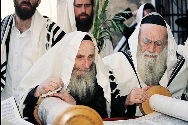 Sukkot-Torah-Reading-scroll