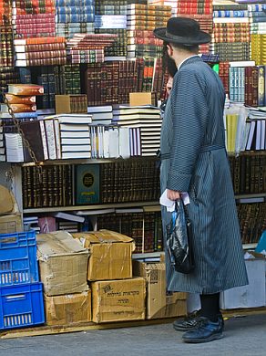 Orthodox Jewish man-Books-Jerusalem