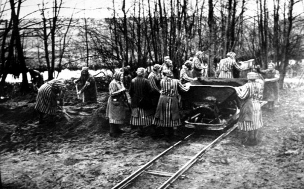 Bundesarchiv_Bild_Ravensbruck_Konzentrationslager-Holocaust