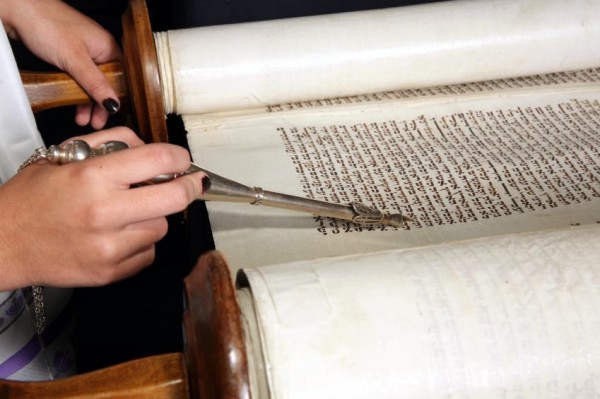 Torah-Sefer-Shabbat-yad