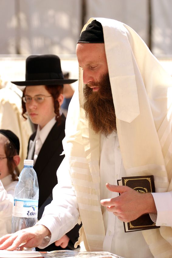 praying-Orthodox-Kotel