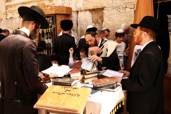 prayer-books-siddurs-Western-Wall