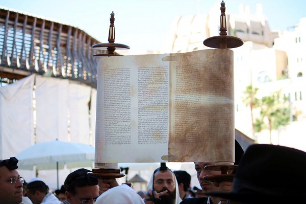 Sefer-Torah-Hagbah