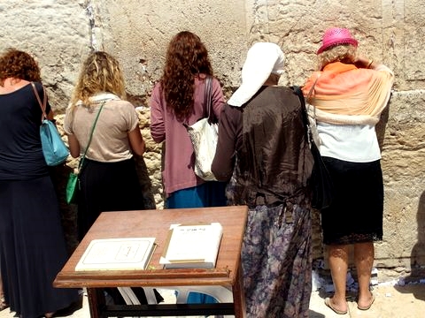 women-pray-Kotel-Western Wall