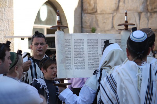 Sefer-Torah-Hagbaa