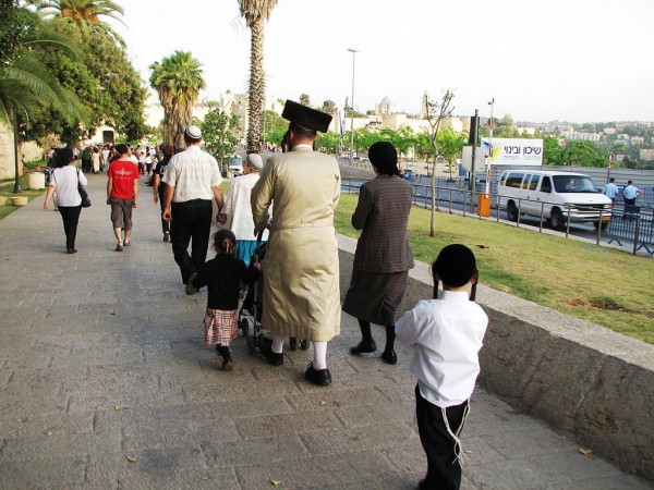  family-synagogue-Shabbat-Jerusalem