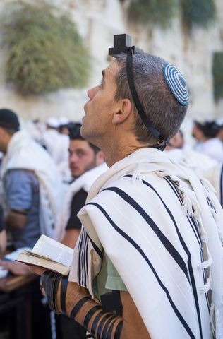 Jewish man-praying-Shacharit-Kotel-tefillin