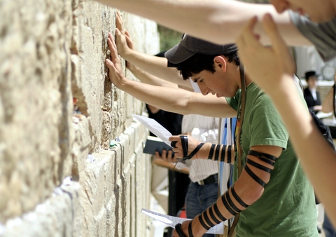 Praying-Western Wailing-Wall-Jerusalem-tefillin