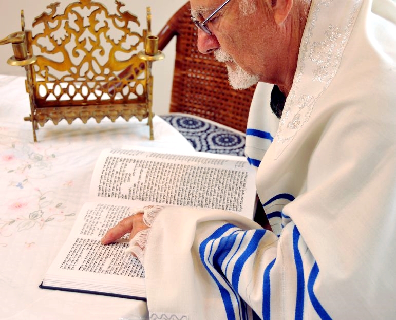 Rabbi-reading-torah-tallit