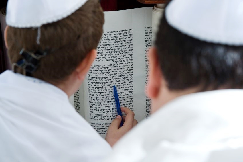 Reading-Torah-scroll