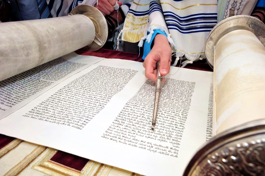 Torah scroll-Yad-Torah pointer