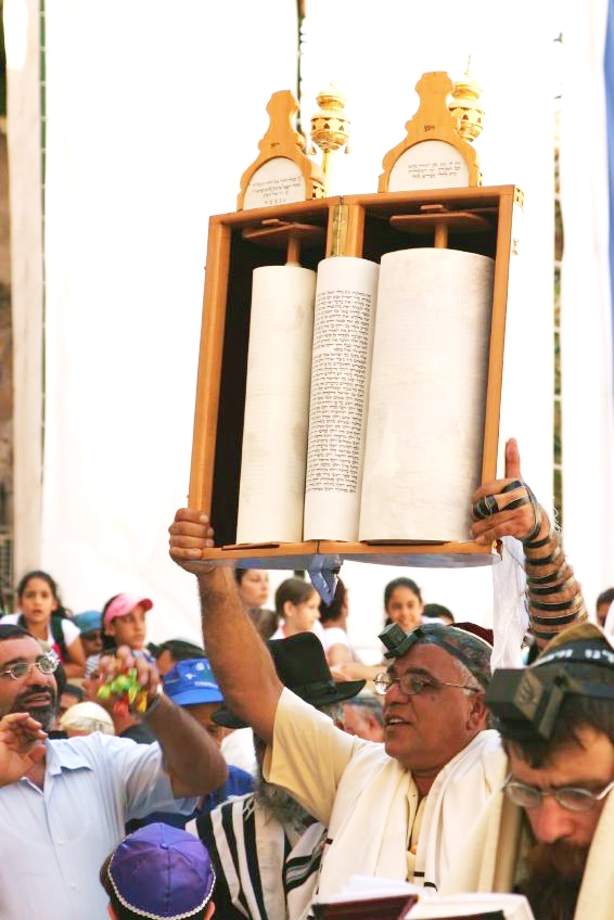 Lifting-Torah-Hagbah