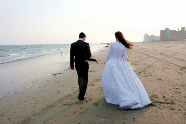 Newly wed-Jewish-couple-Beach