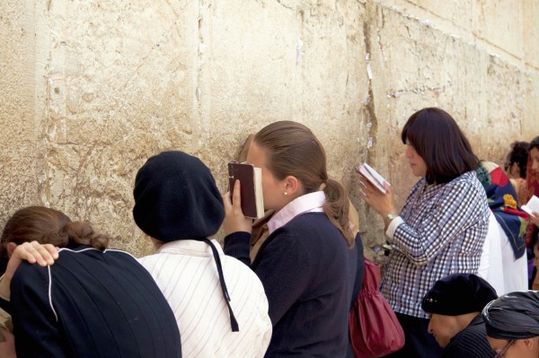 women-kotel-prayer