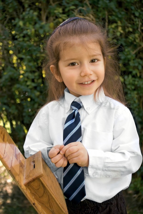 tzedakah-Jewish-boy-pushke