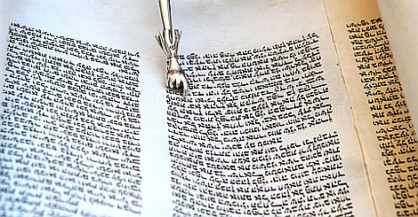 Handwritten-text-of-a-Torah-scroll