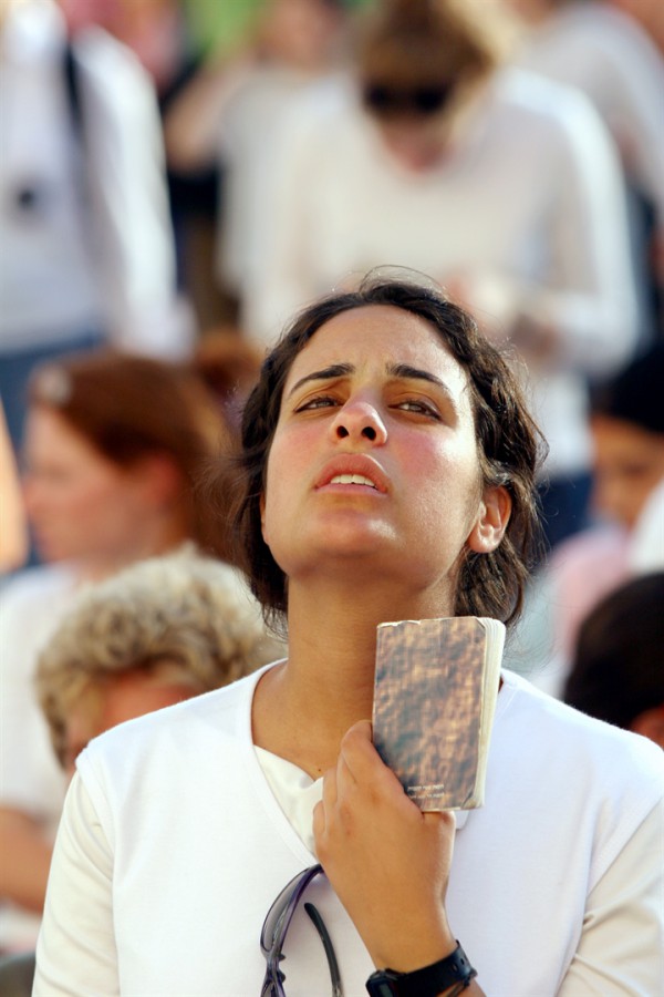 woman-praying-Kotel