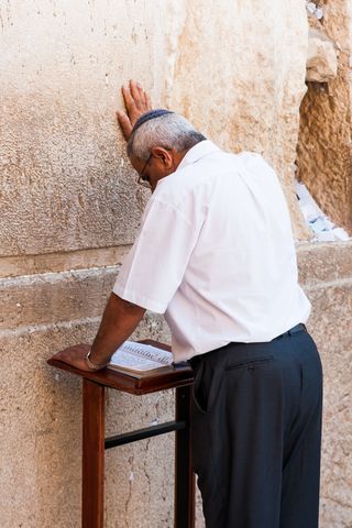 Kippah-wearing-man-prays-Western Wall