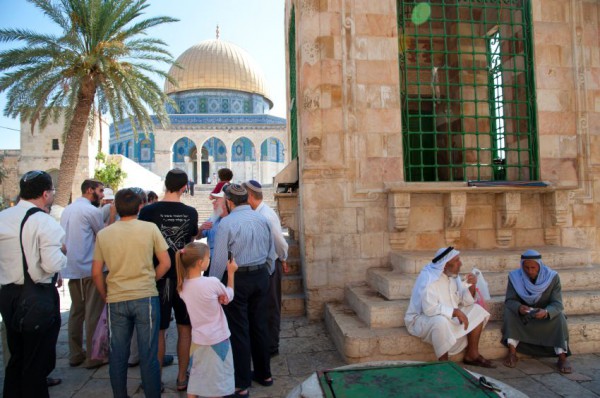 Temple-Mount-tourists-and-pilgrims-Muslims-Jewish