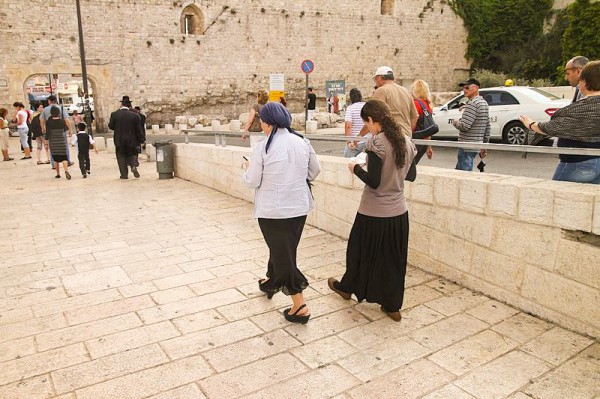 walking jewish-females-Jerusalem