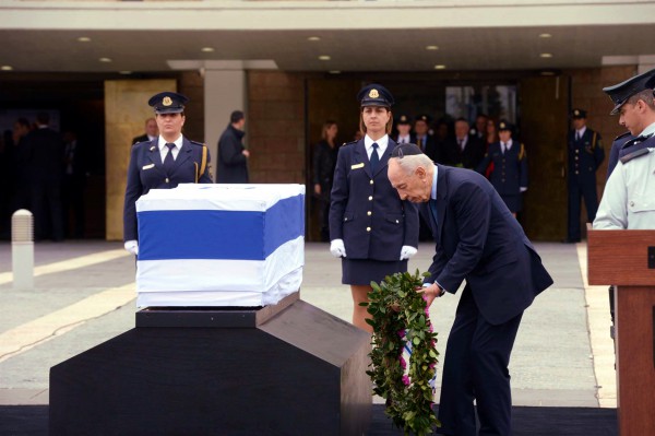 Shimon_Peres_Ariel_Sharon_wreath