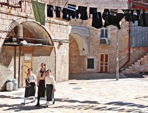 Mea-Shearim-Jerusalem-young-girls