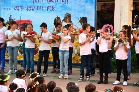 Israeli school children celebrates Shavuot (Feast of Weeks) Israeli school children-celebrates-Shavuot-Feast of Weeks-Firstfruits