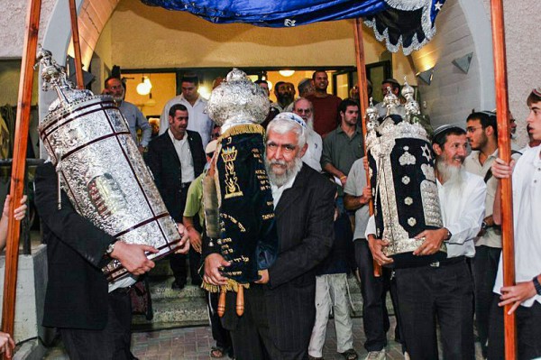 Orthodox men-Torah-scrolls