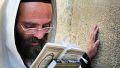 Orthodox-Jewish-man-prays-siddur