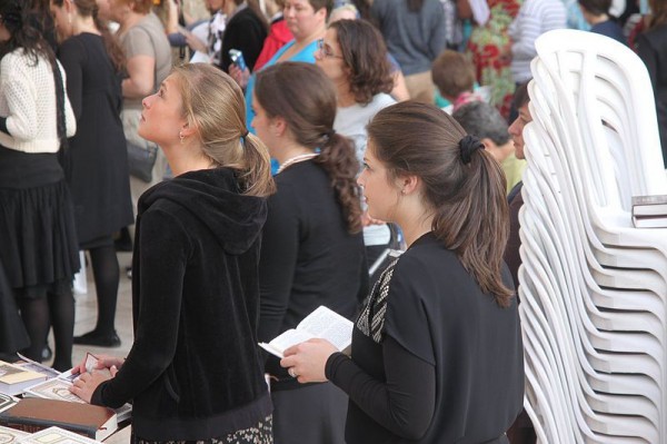 Girls_Israel_prayer_Kotel