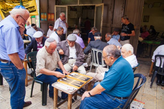 Israeli seniors-game of backgammon