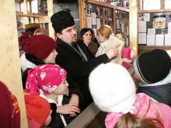 teacher-students- Northern Transylvania Holocaust Memorial Museum-Holocaust education 