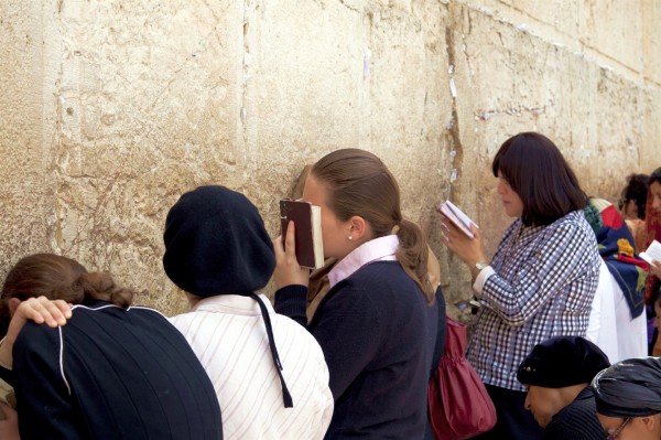 women-pray-Kotel