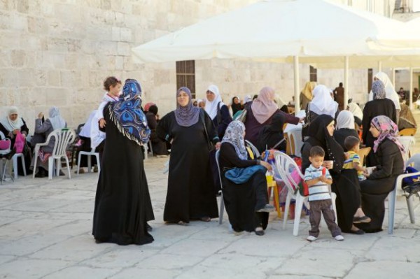 Muslim-mothers-children-Temple Mount-Arab