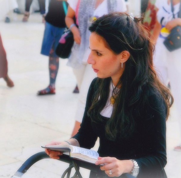 reading-Jewish woman-wailing wall