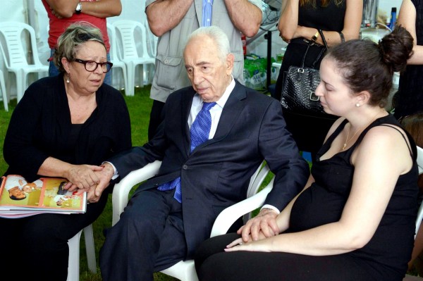 Peres comforts grieving widow Peres comforts grieving widow