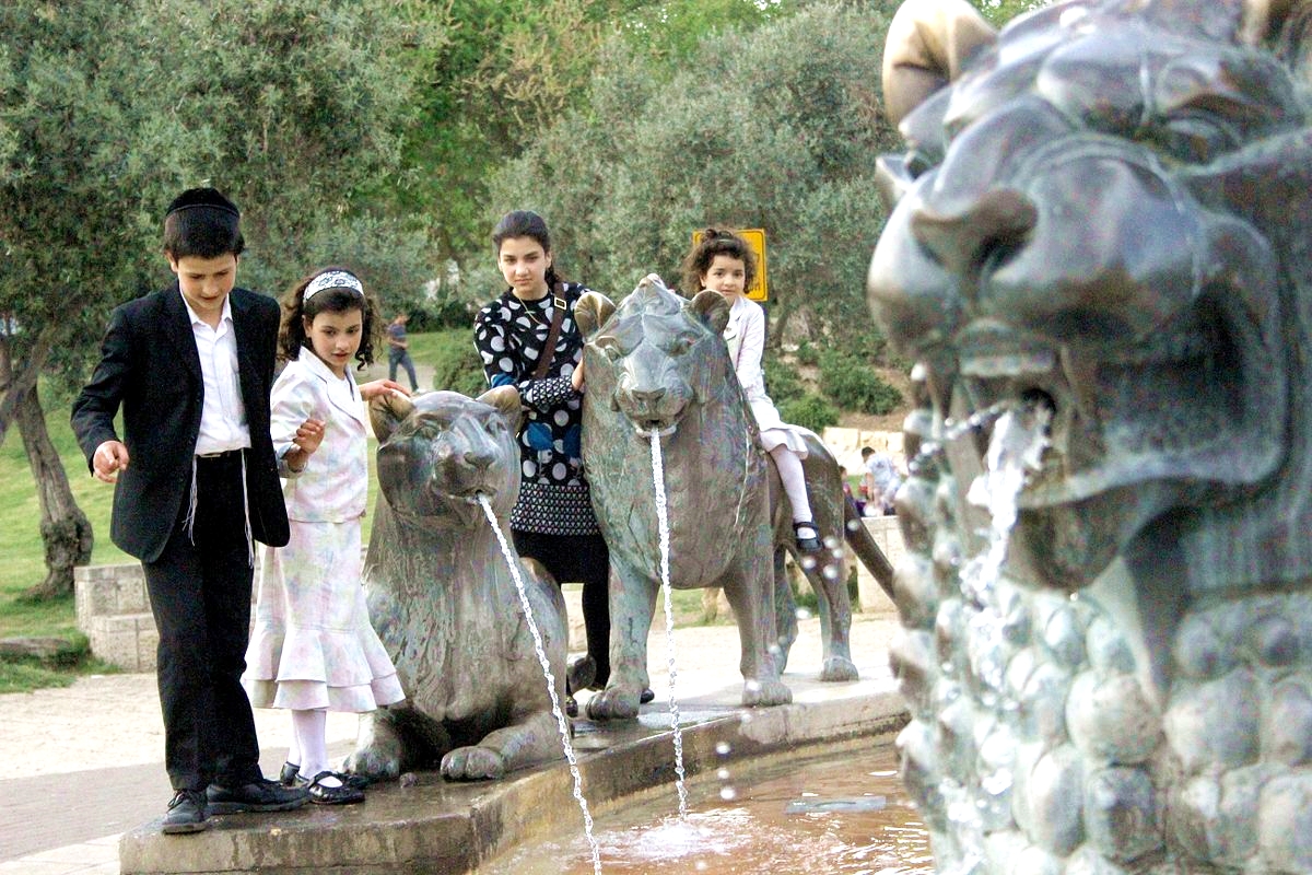 Lions-fountain-Jerusalem-children-play