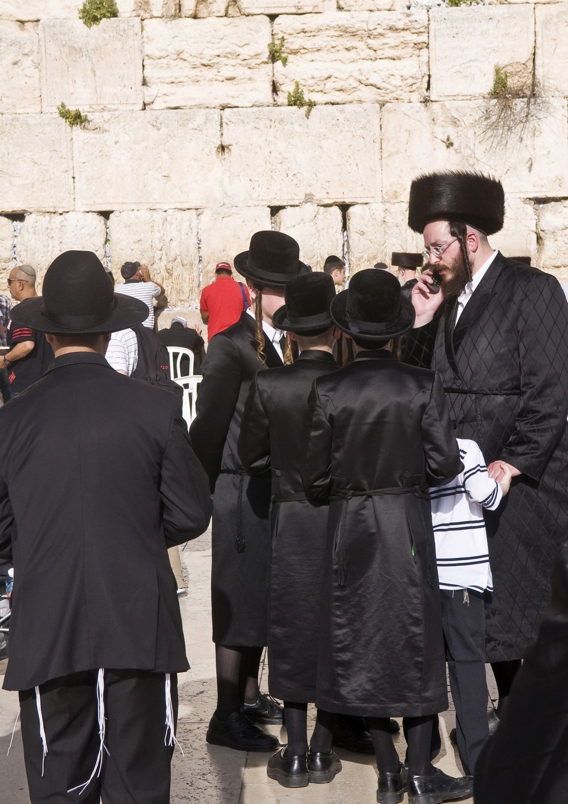 Ultra-Orthodox-Jewish-family-Kotel-Western-Wall