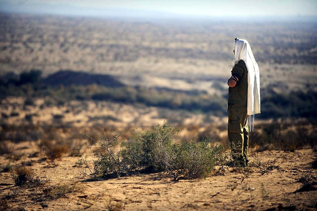 soldier- Israel Defence Force-IDF-morning prayer-desert-Jerusalem