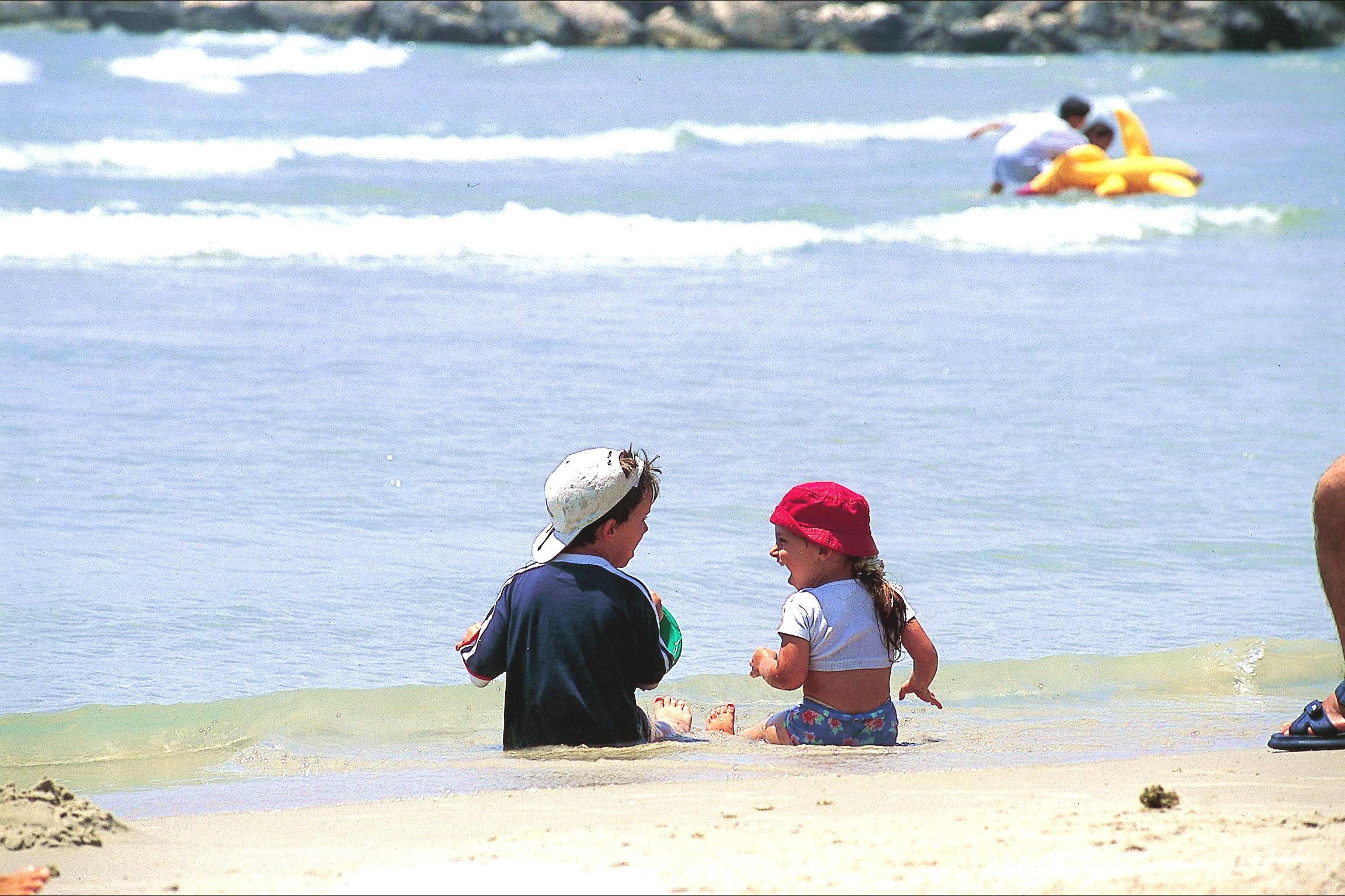 Israeli children play on the beach. (Photo credit: Go Israel)