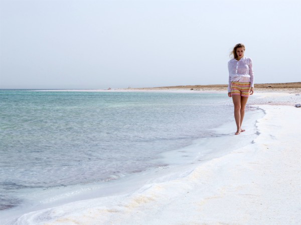 A tourist walks along the beach of the Dead Sea.  (Photo: Go Israel / Itamar Grinberg)