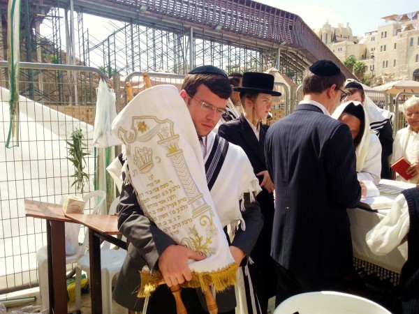 Carrying-Torah scroll-Sukkot