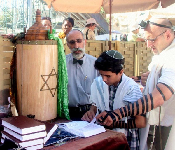 Bar-Mitzvah-13-year-old-Jewish-boy-Torah