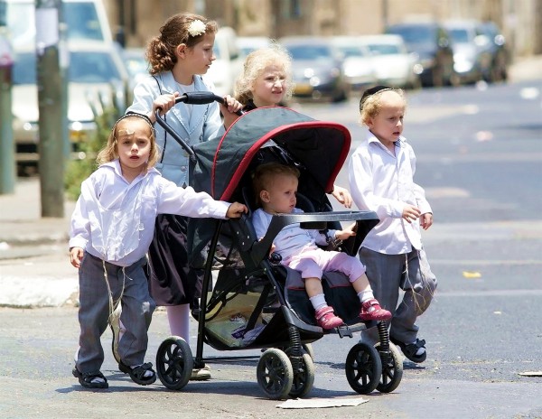 Isreali siblings cross the road