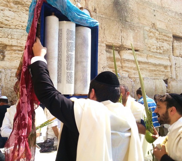 Lifting the Torah for all to see